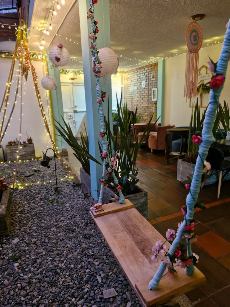 Rincón con hamaca y luces de Tribbu Spa